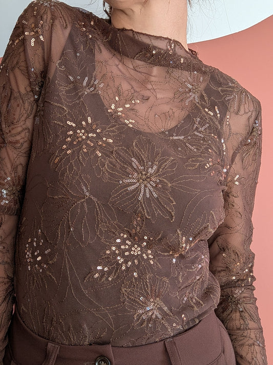 Top brodé fleuri transparent chocolat