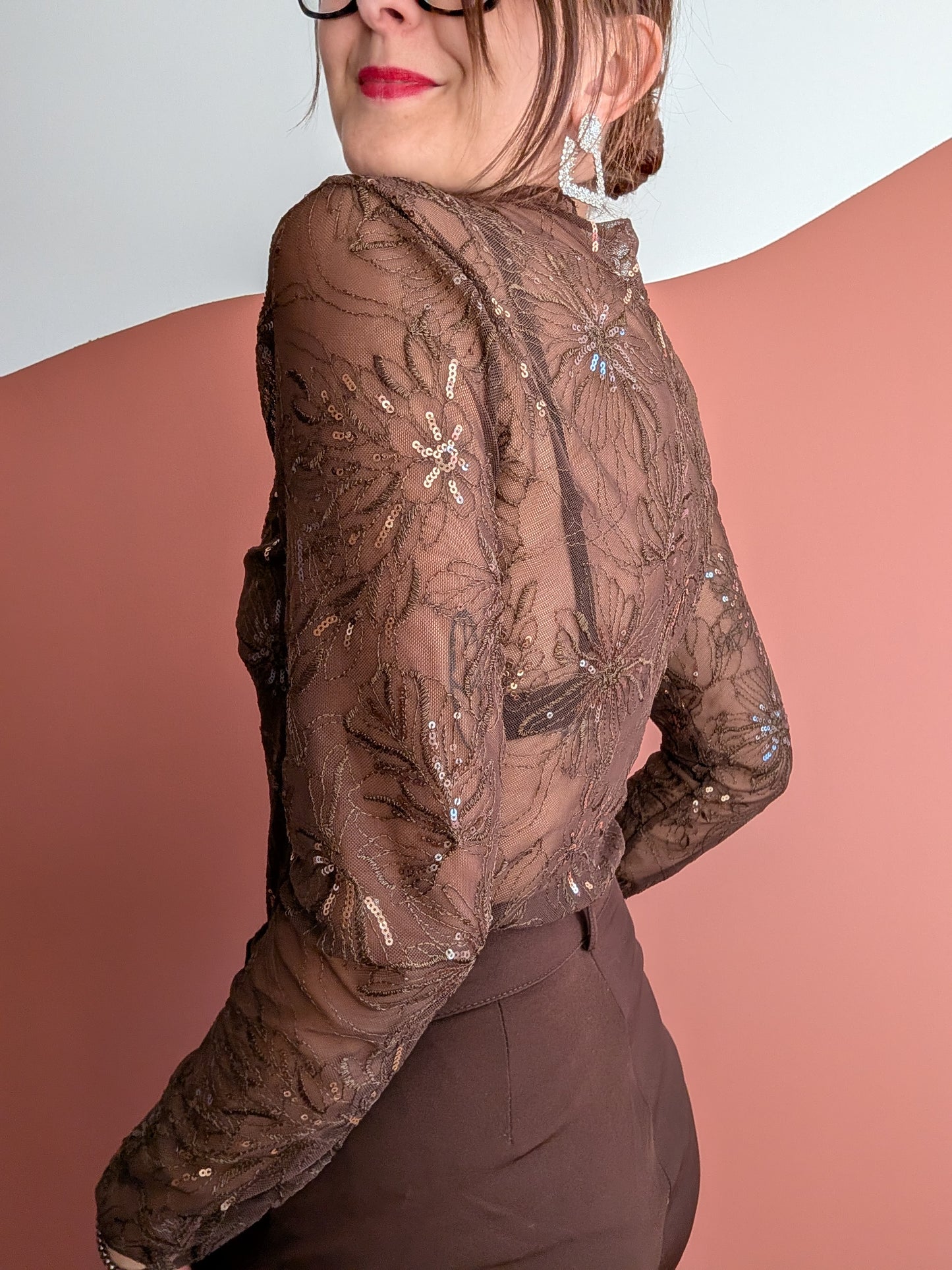 Top brodé fleuri transparent chocolat