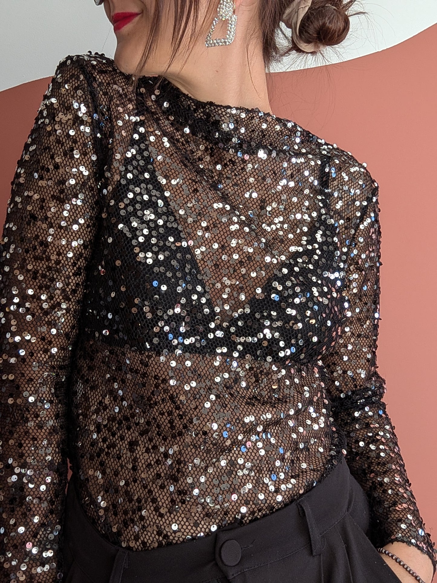 Top noir à sequins transparent