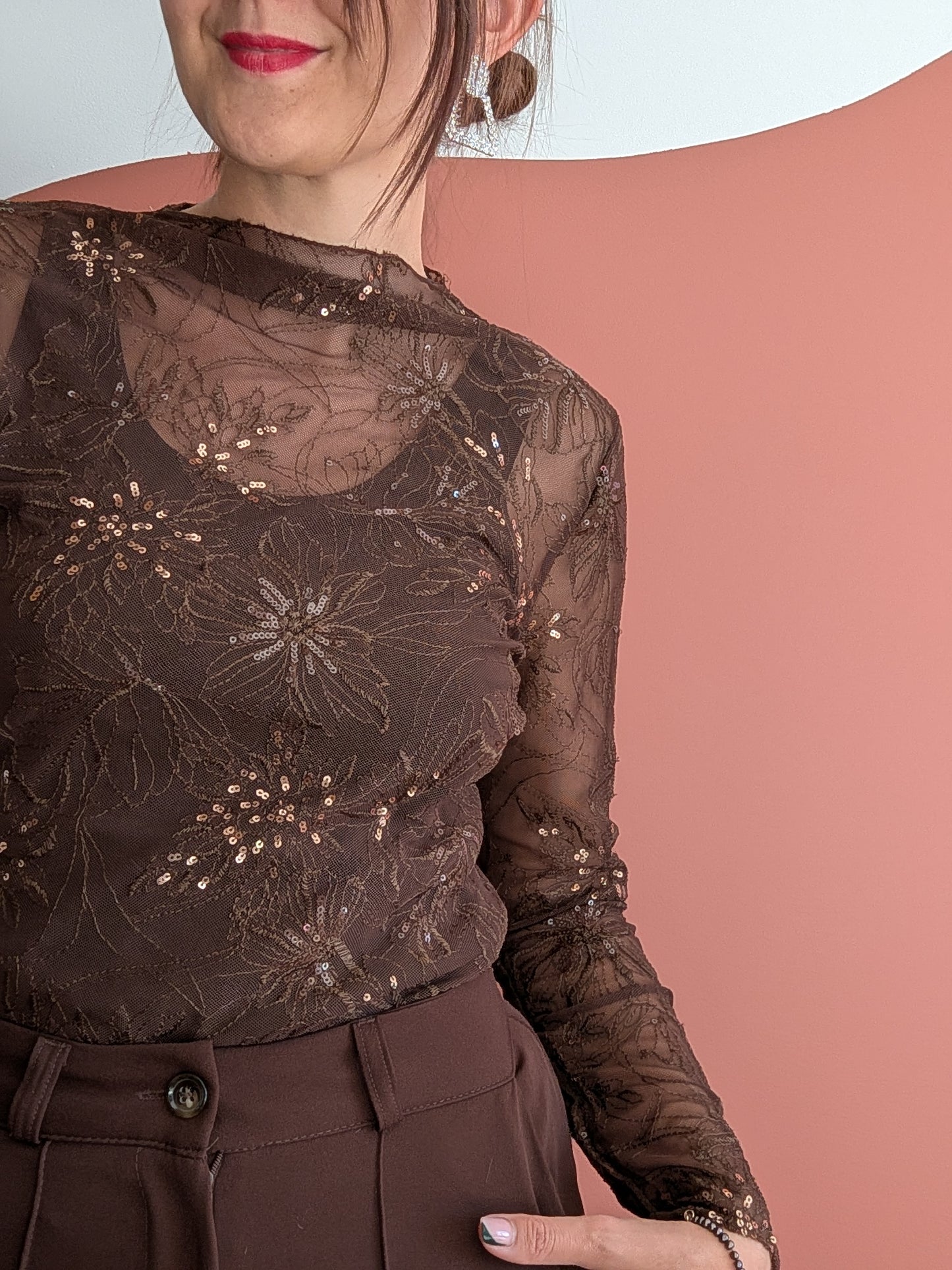 Top brodé fleuri transparent chocolat