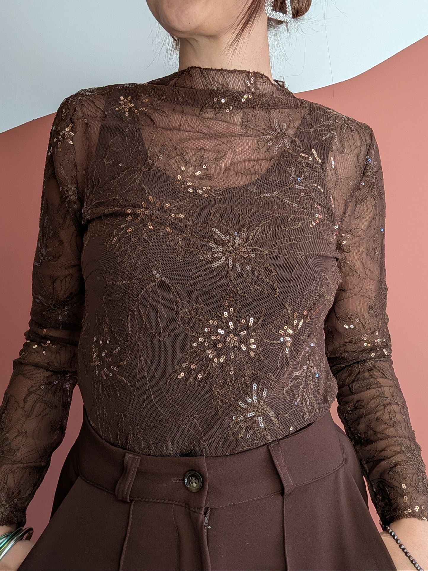 Top brodé fleuri transparent chocolat