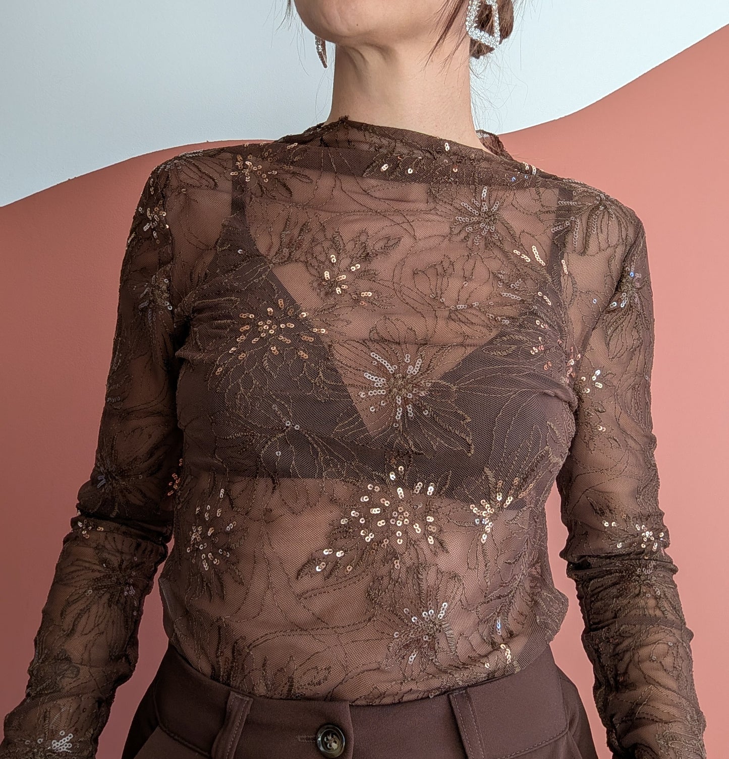 Top brodé fleuri transparent chocolat