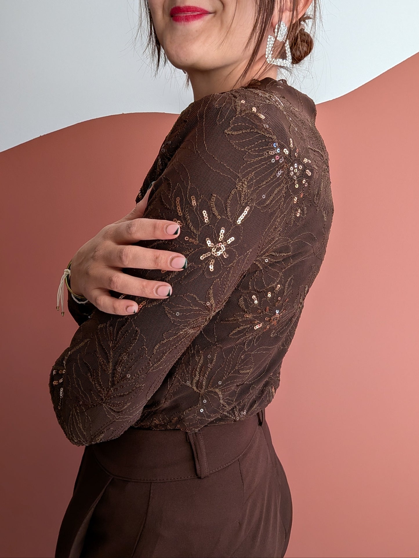 Top brodé fleuri transparent chocolat