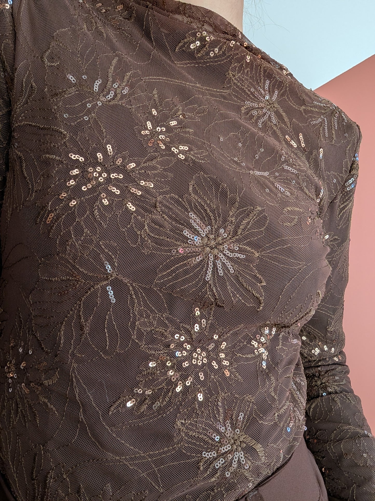 Top brodé fleuri transparent chocolat