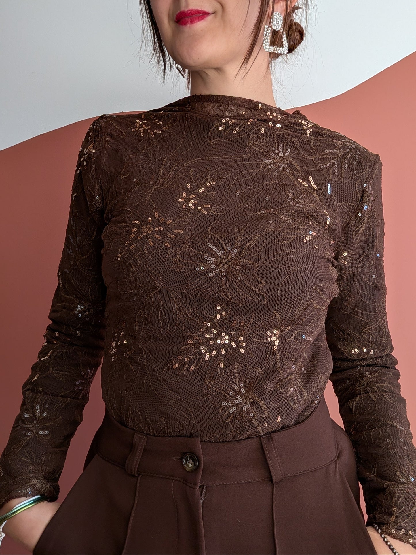 Top brodé fleuri transparent chocolat