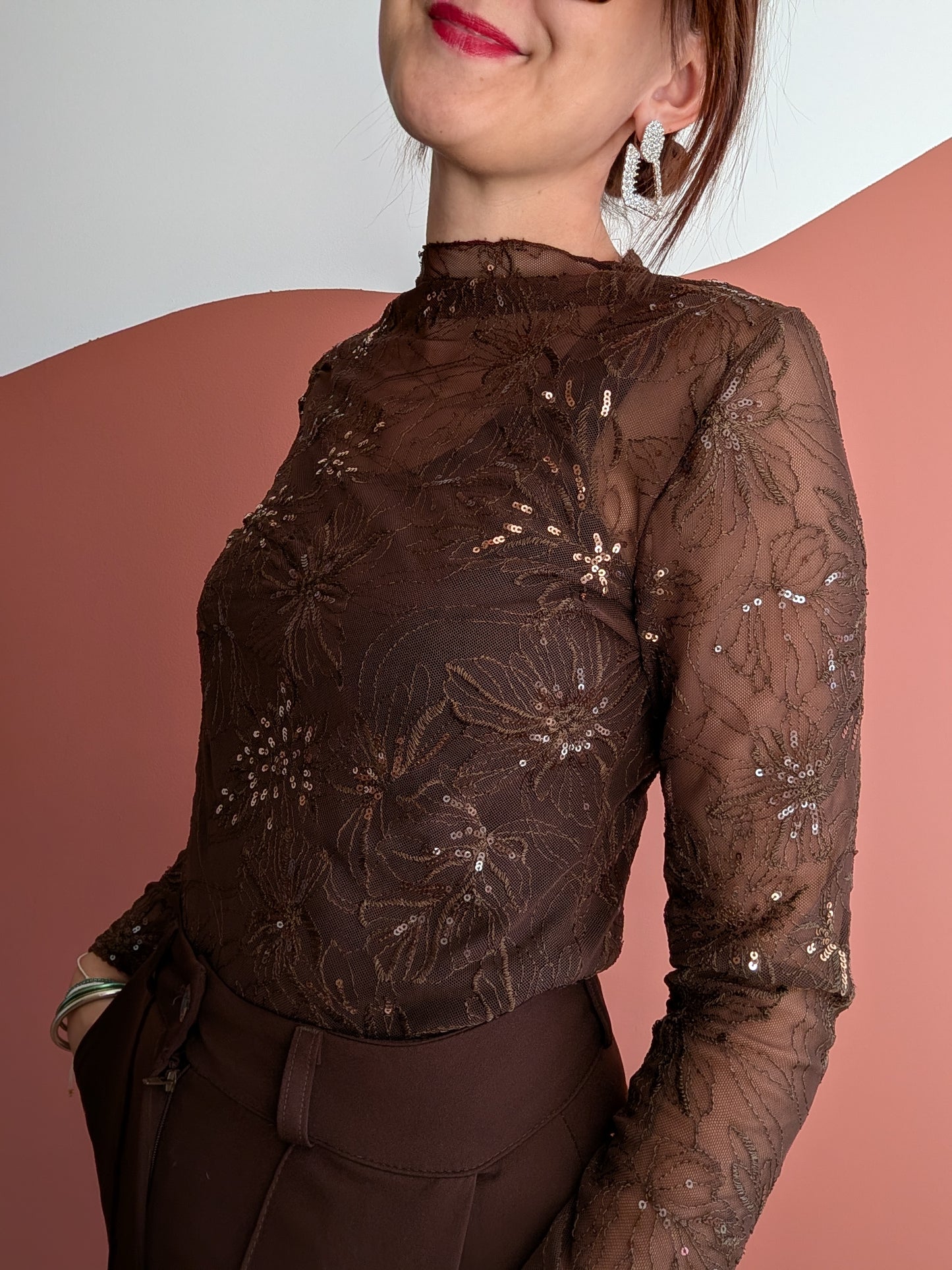 Top brodé fleuri transparent chocolat